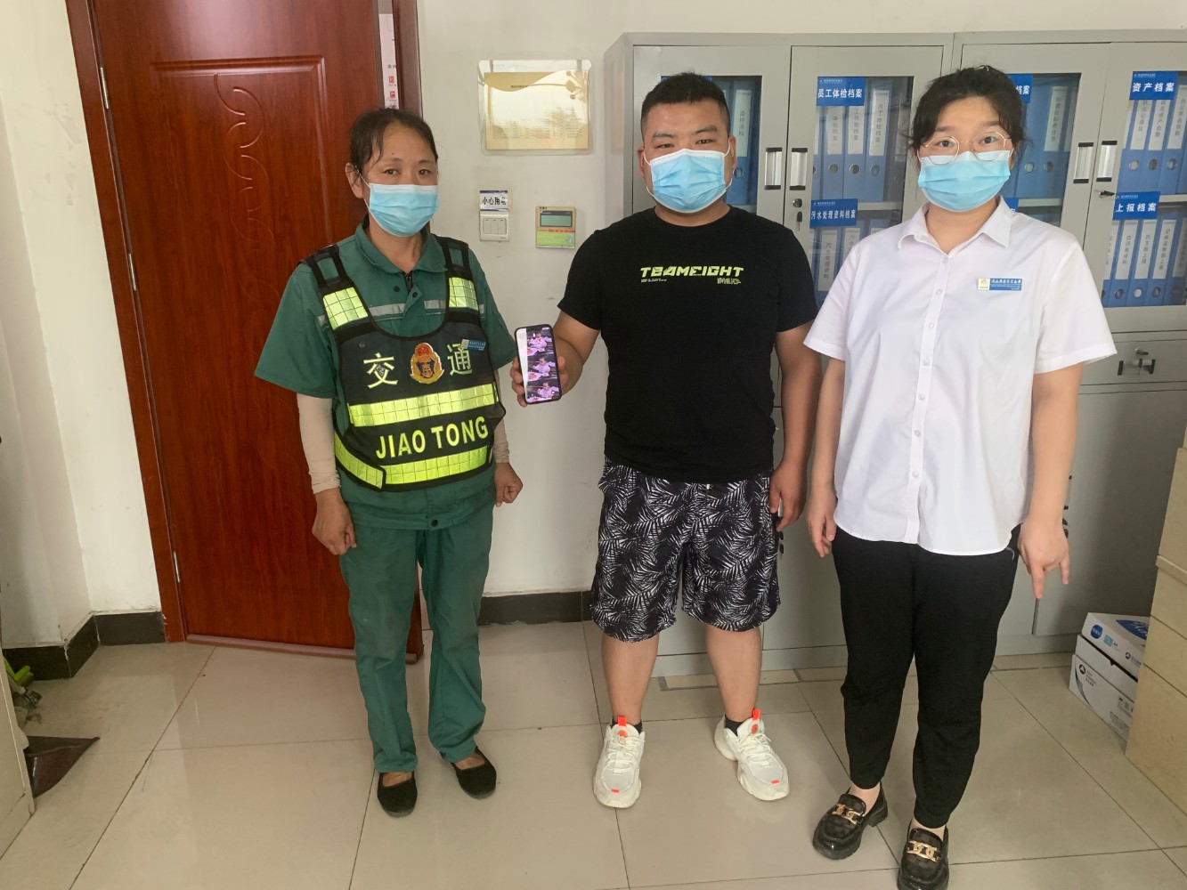 7月16日澠池西停車南區(qū)拾金不昧揚道德&nbsp;服務(wù)為民踐初馬躍鴻 攝.jpg