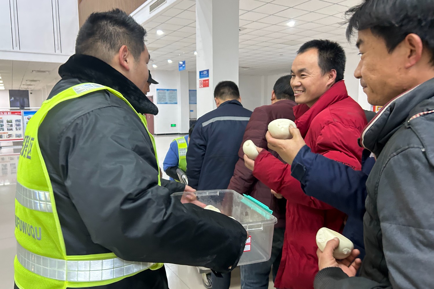 12月14日 孟津服務區東區為滯留人員提供饅頭  （拍攝者 李園園 17630389866） .jpg.jpg