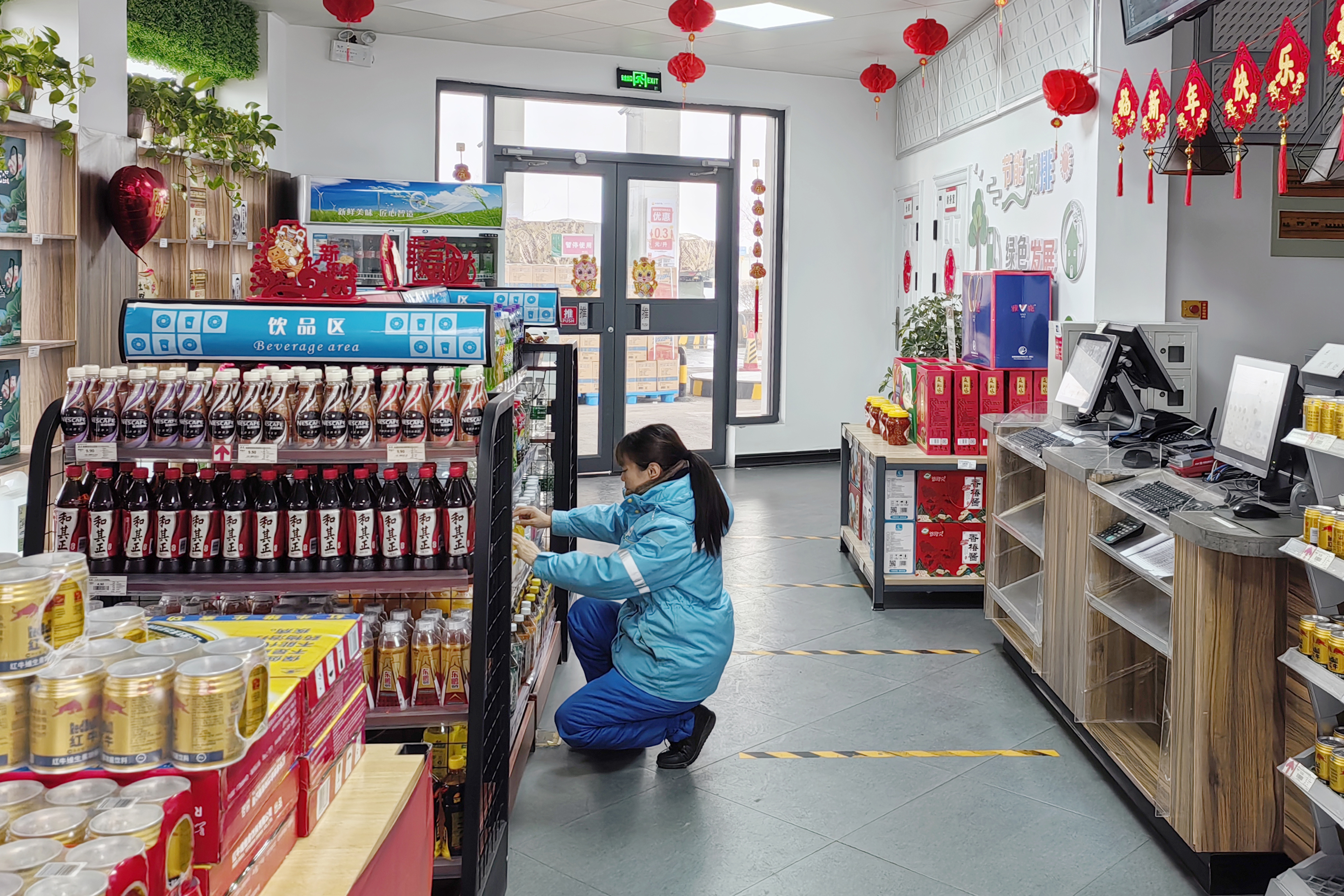 鶴壁服務區加油站，員工整理便利店商品，滿足顧客多樣化需求。拍攝：楊志杰.jpg