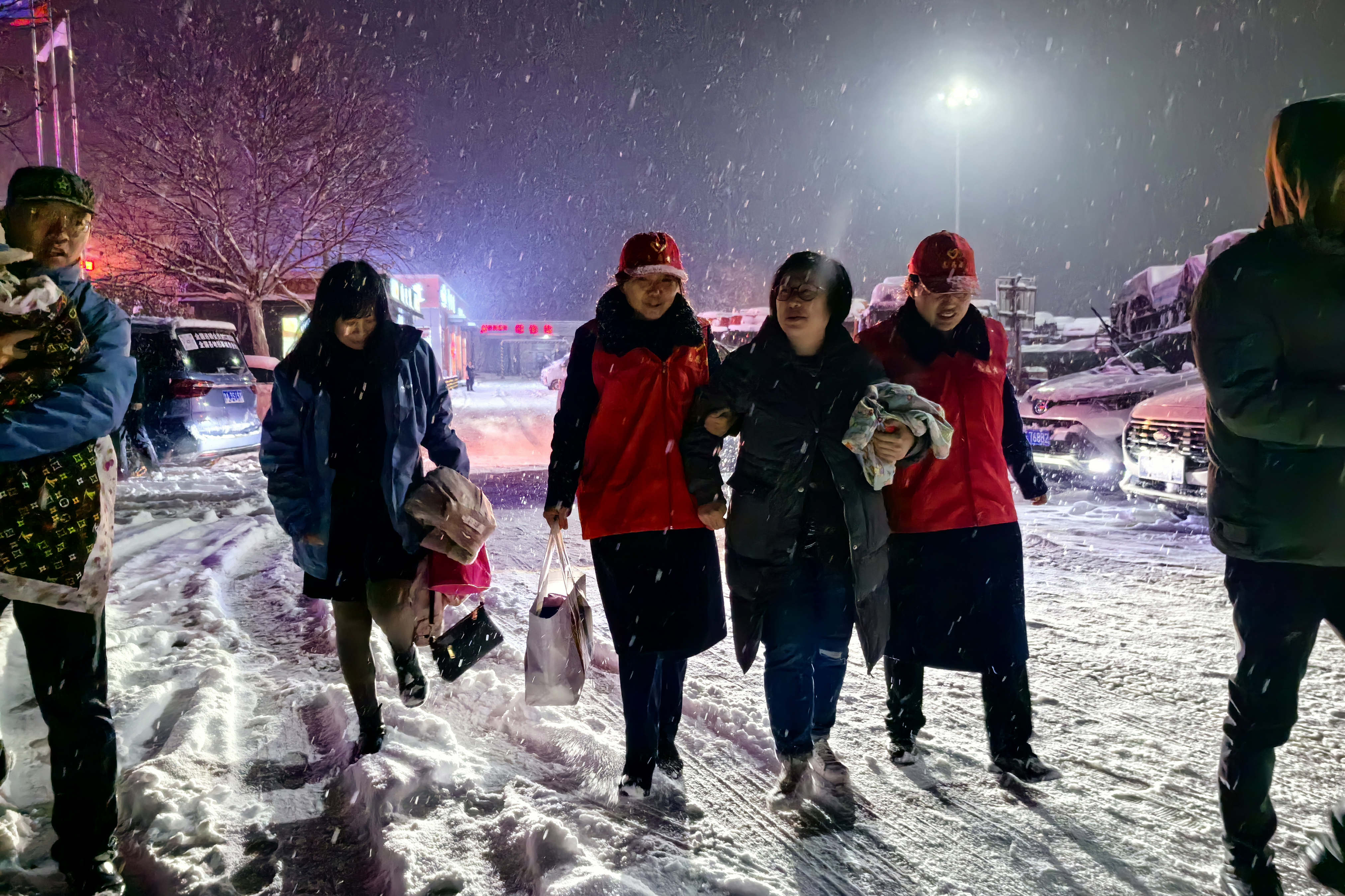 1月15日 澠池西停車區北區 工作人員雪天攙扶孕早期孕婦至“臨時的家”+翟青+15639898985 (3).jpg 1月15日 澠池西停車區北區 工作人員雪天攙扶孕早期孕婦至“臨時的家”+翟青+15639898985 (3).jpg