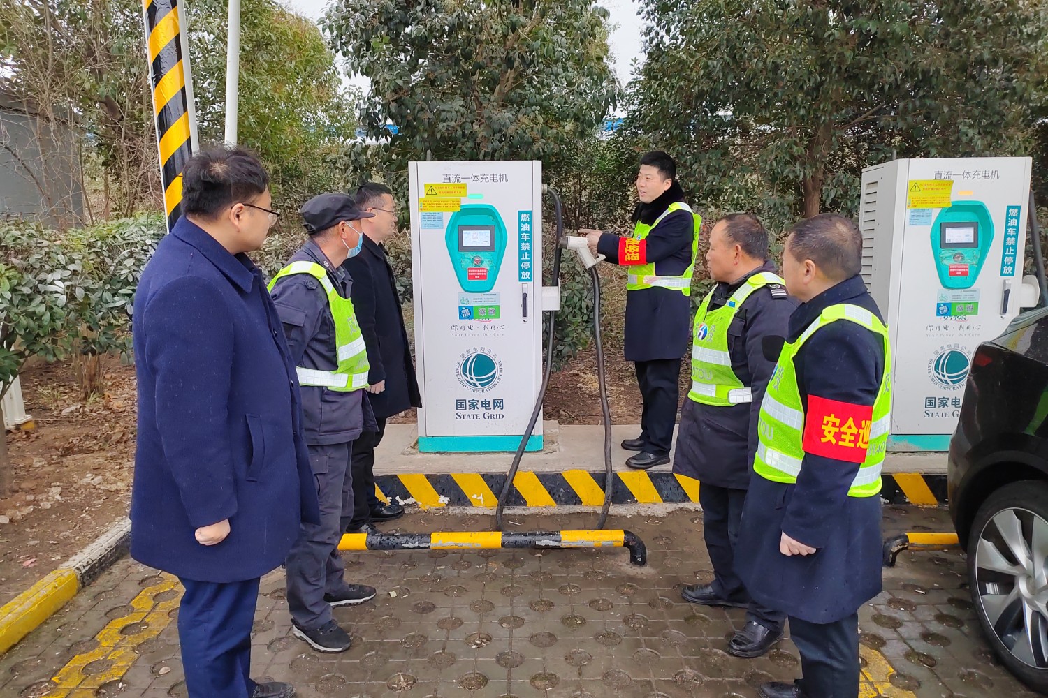 信陽服務區開展傷亡事故應急演練、充電樁安全事故應急演練.jpg