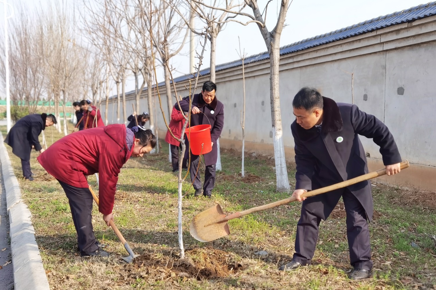 3月12日,小史店服務區組織開展植樹節活動。(拍攝:王聰 15539557529).jpg