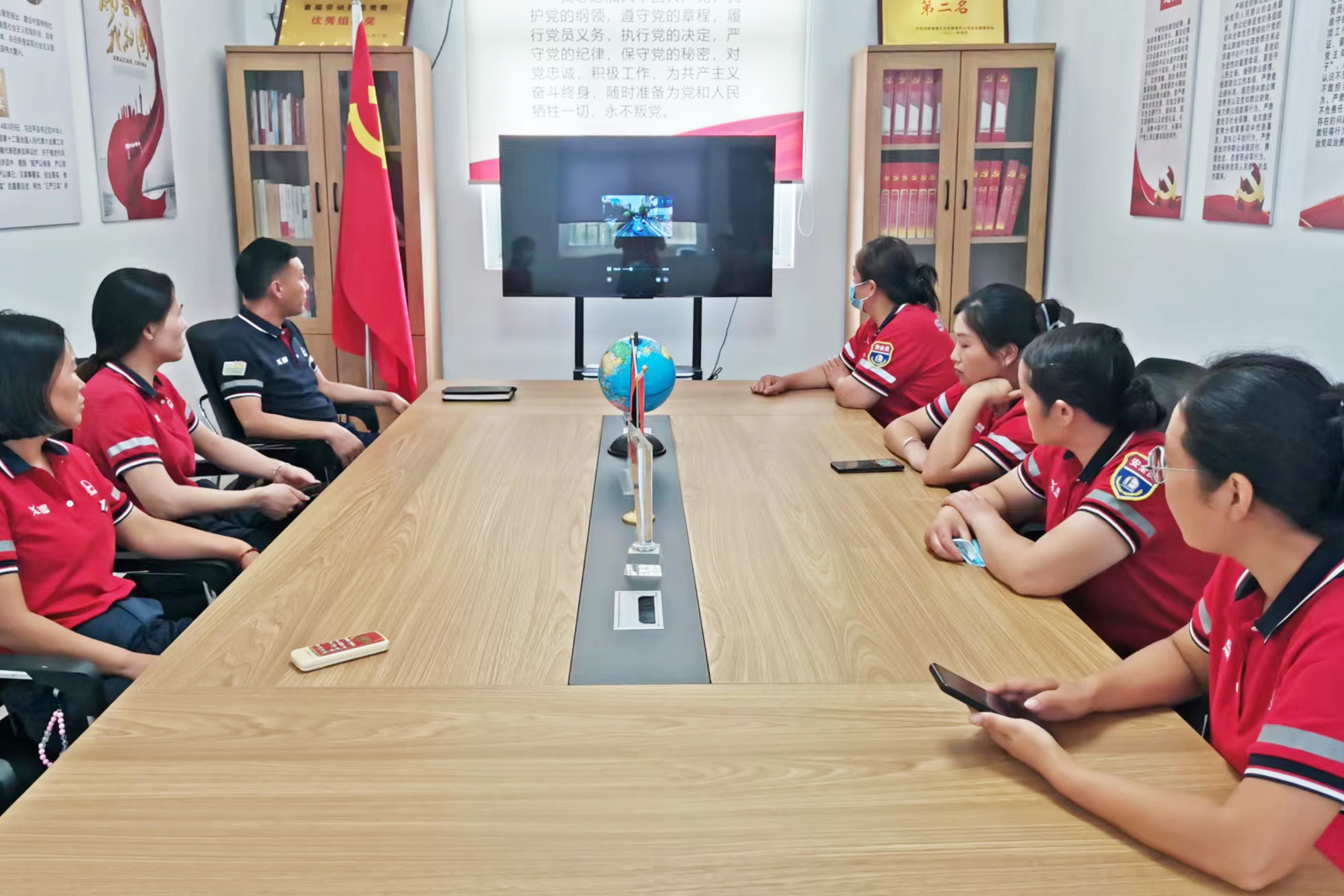 2024年6月7日 河南高速石化有限責(zé)任公司 鄢陵南服務(wù)區(qū)加油站 端午節(jié)前組織員工進(jìn)行節(jié)前安全知識(shí)。事故案例學(xué)習(xí) 王雪麗.jpg