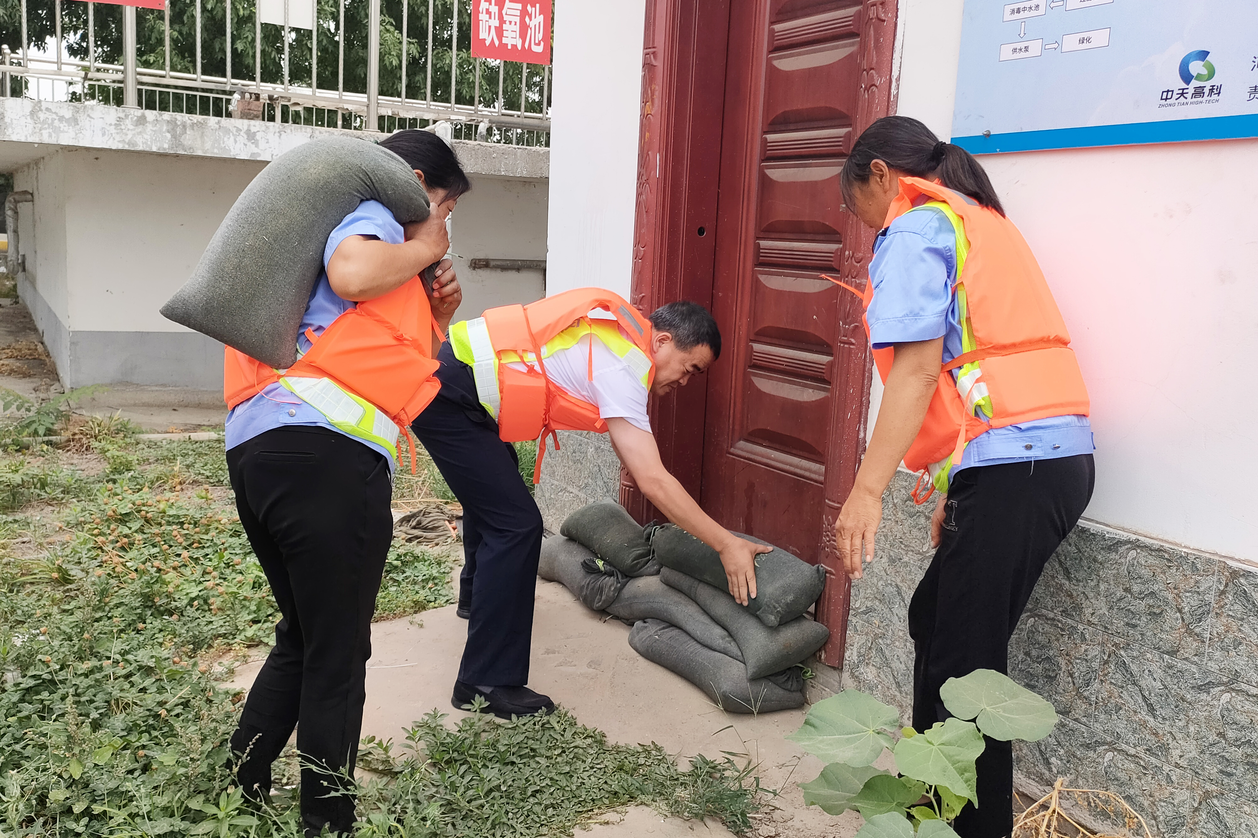 駐馬店服務(wù)區(qū)開(kāi)展防汛演練3（攝影尹慧   13569680087）.jpg