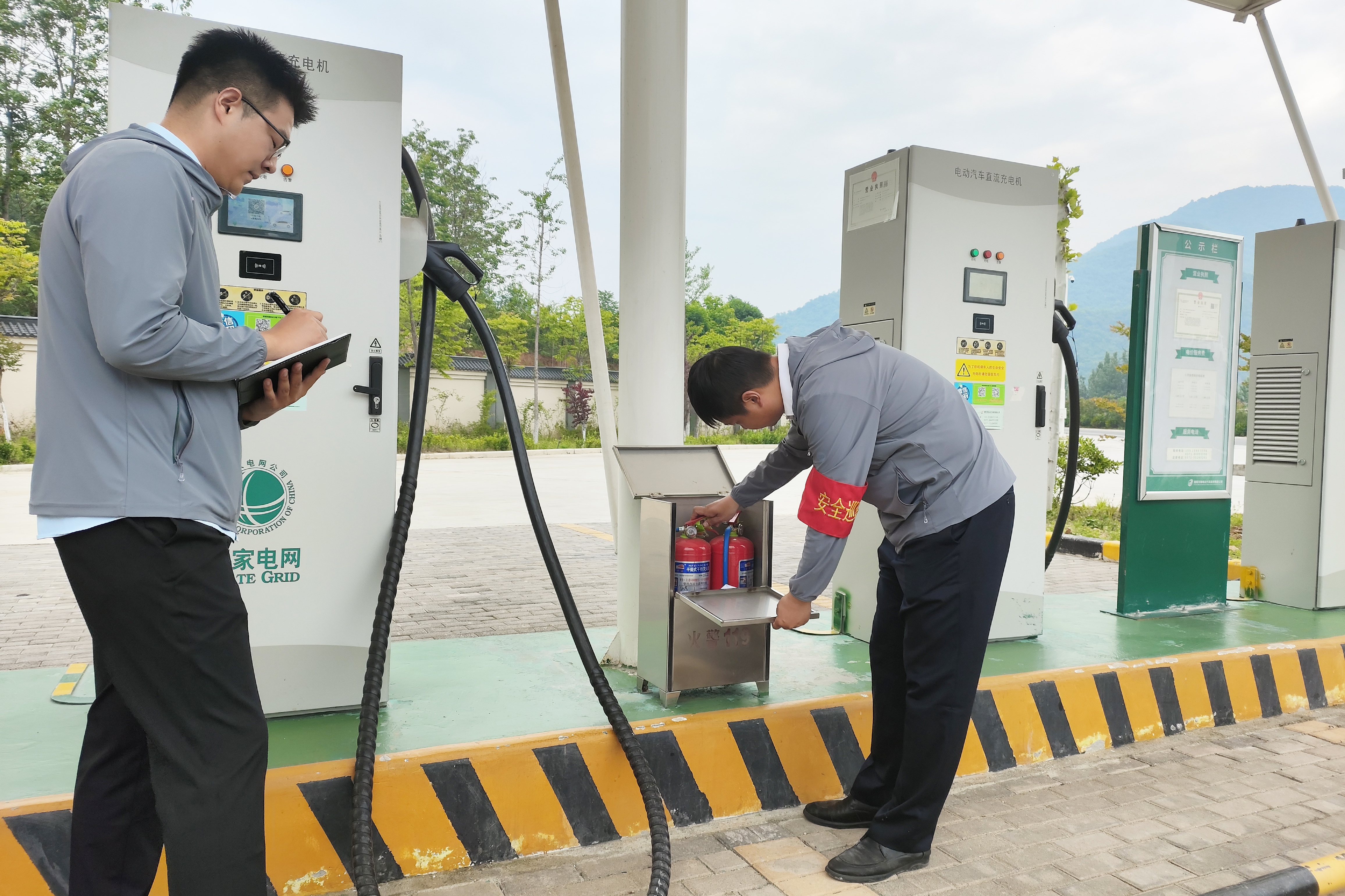 龍?zhí)稖戏?wù)區(qū)積極開(kāi)展安全排查工作 （拍攝：馬萬(wàn)樺  15136695334）.jpg